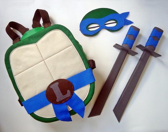 Kit Casco Tartaruga Ninja Leonardo com 2 Espadas/infantil