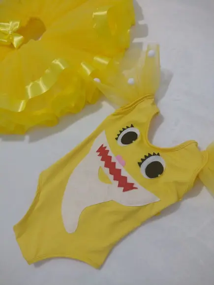 Fantasia Baby Shark e Saia de Tutu Luxo Amarelo