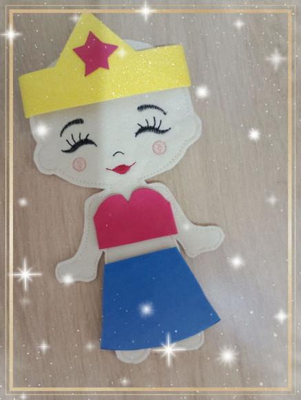 Boneca Careca Princesas em Feltro para Brincar -inclusiva