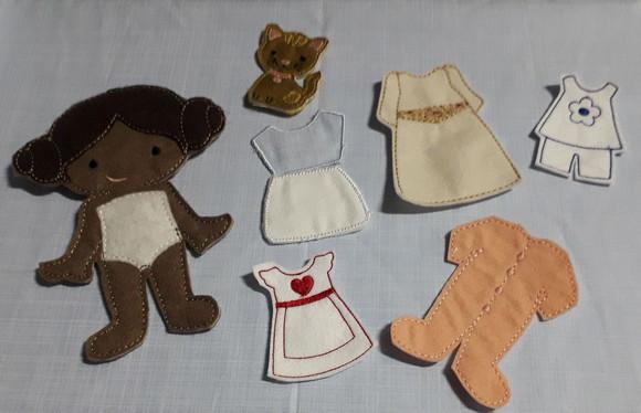 Boneca em Feltro_troca de Roupa