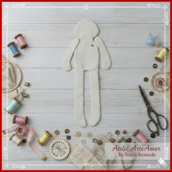 Kit para Montar Boneca de Pano - com Roupas Prontas