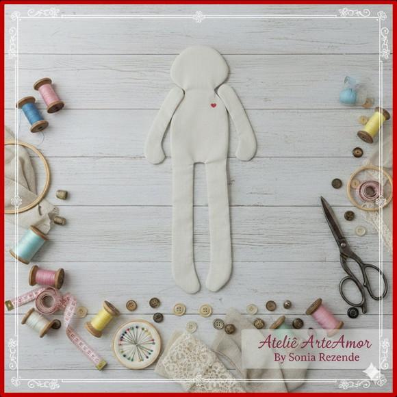 Kit para Montar Boneca de Pano - com Roupas Prontas