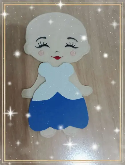Boneca Careca Princesas em Feltro para Brincar -inclusiva