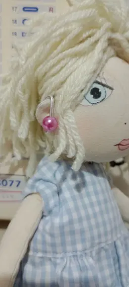 Boneca de Pano com Aparelho Auditivo
