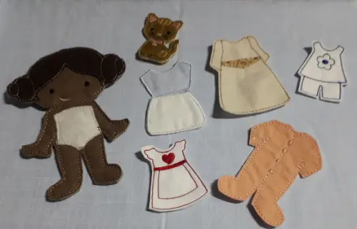 Boneca em Feltro_troca de Roupa