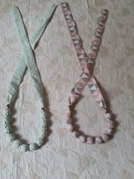 Colar de Tecido Feito com Contas de Madeira