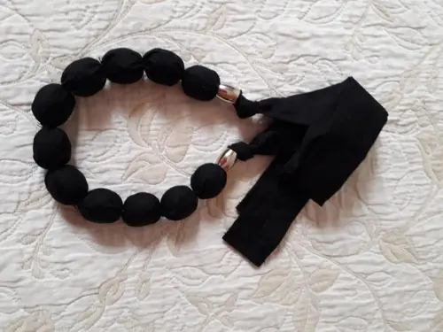 Colar de Tecido Feito com Contas de Madeira