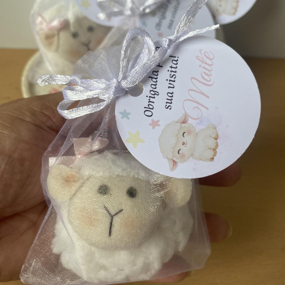 Chaveiro ovelhinha no saquinho de organza