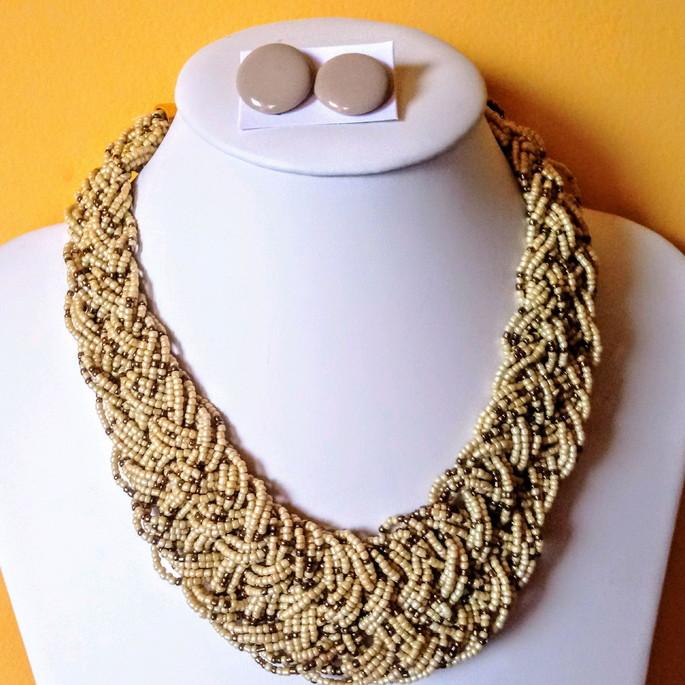 Colar de miçangas bege