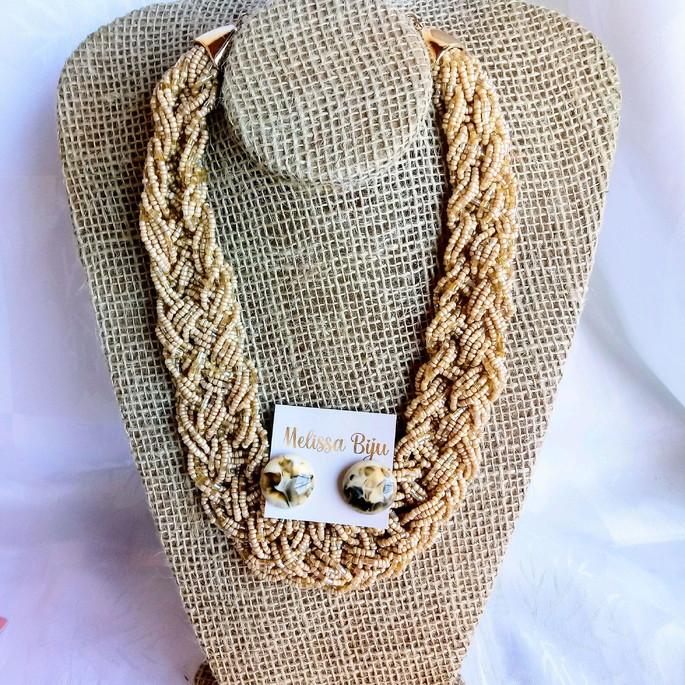 Colar de miçangas bege