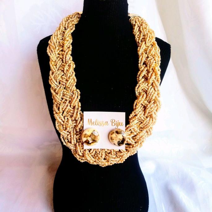 Colar de miçangas bege