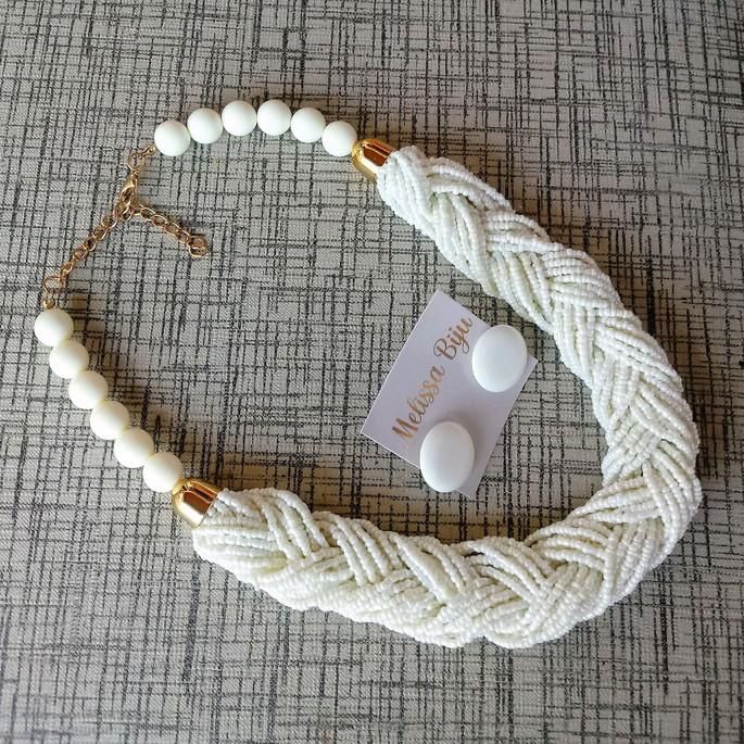 Colar de Miçangas e resina branco com brincos