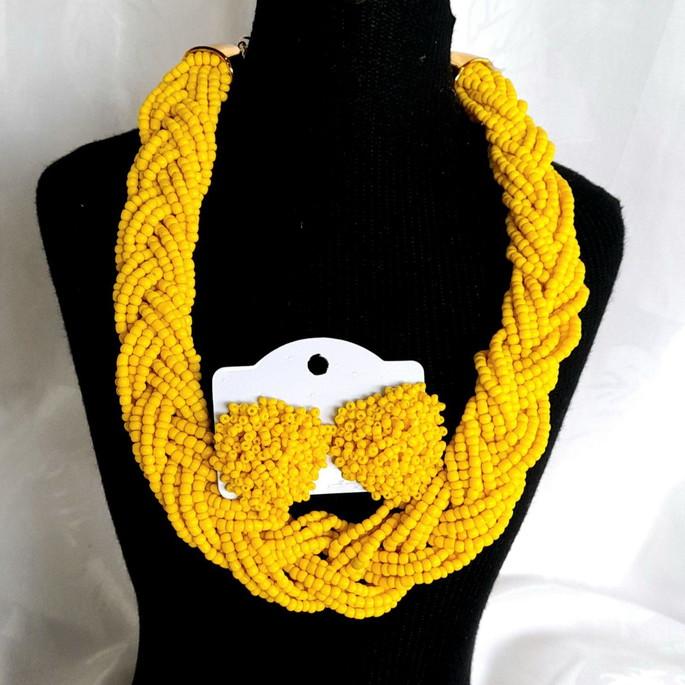 Colar de miçangas amarelo com brincos