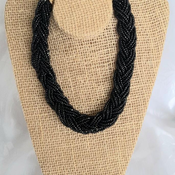 Colar de miçangas preto com brincos