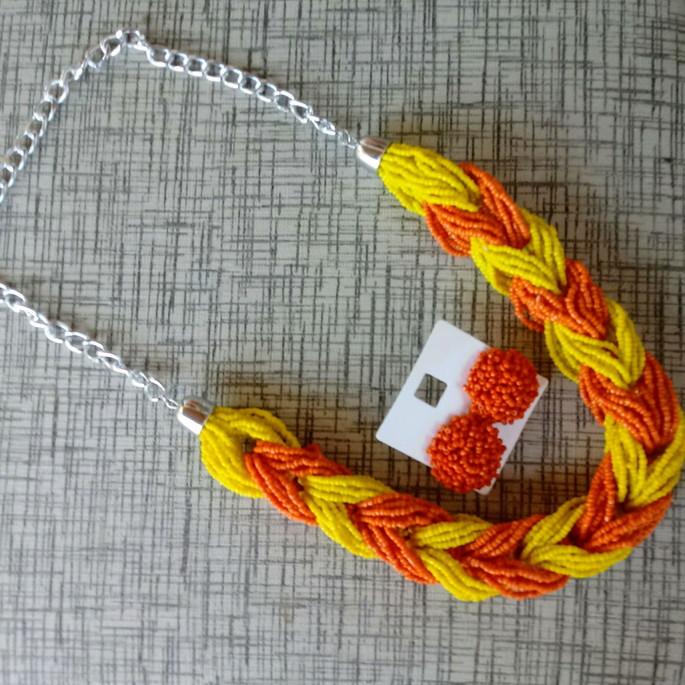 Colar de miçangas colorido com brincos