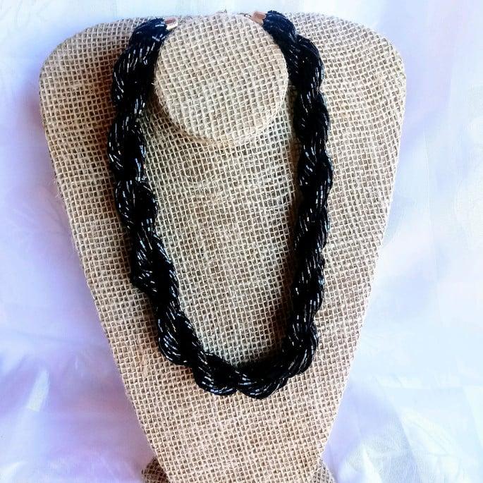 colar de canutilhos preto