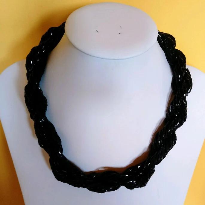 colar de canutilhos preto