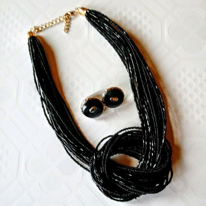 Colar de canutilhos e miçangas preto