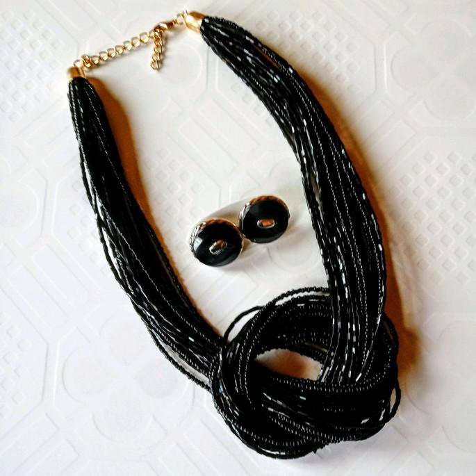 Colar de canutilhos e miçangas preto