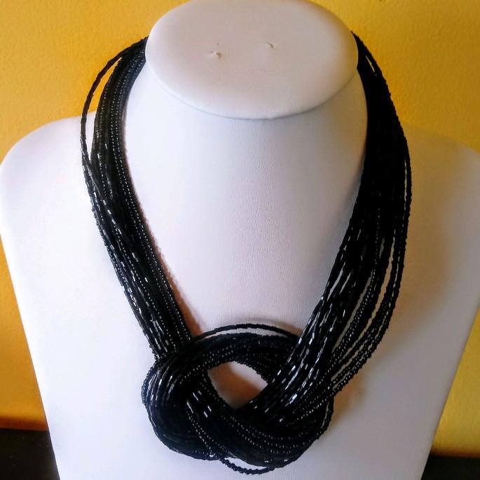 Colar de canutilhos e miçangas preto