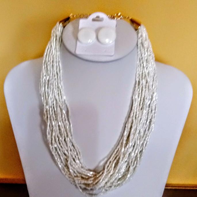 Colar de miçangas brancas/brincos