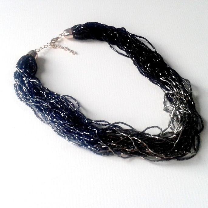 colar de miçangas e canutilhos preto,prata e grafite