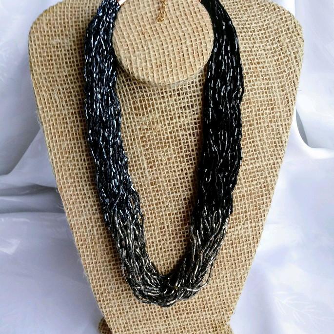 colar de miçangas e canutilhos preto,prata e grafite