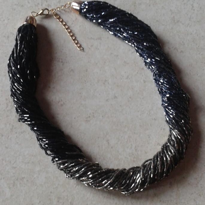 colar de miçangas e canutilhos preto,prata e grafite