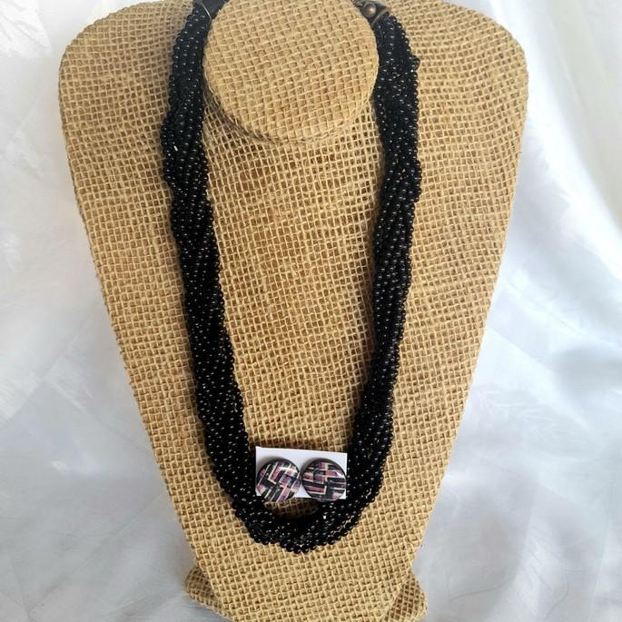 Colar de miçangas com brincos