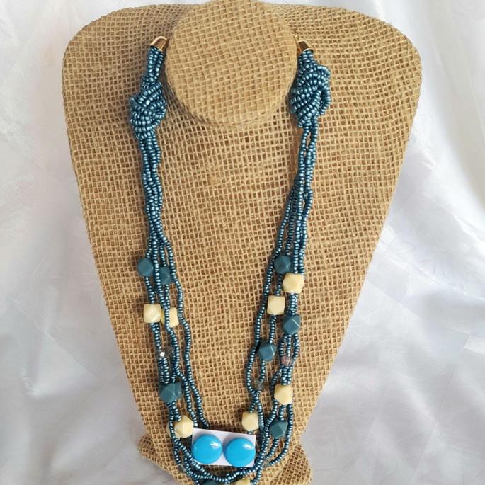 Colar de miçangas azul com brincos