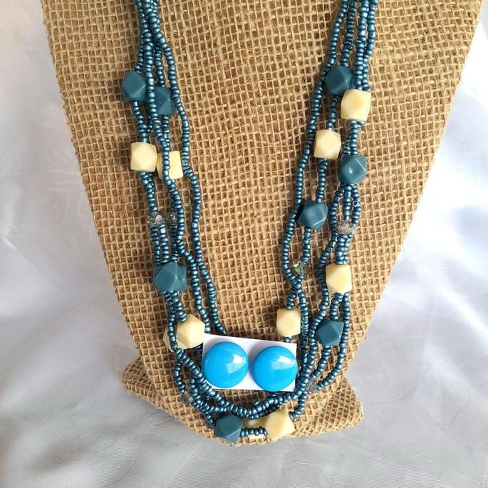 Colar de miçangas azul com brincos