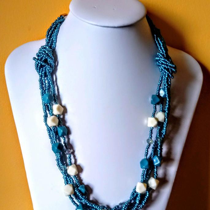 Colar de miçangas azul com brincos