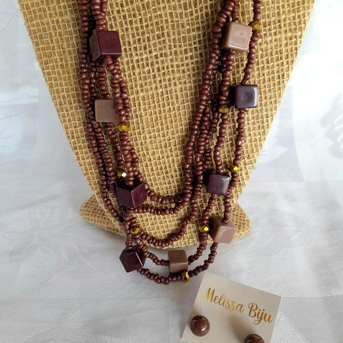 Colar de miçangas marrom com brincos