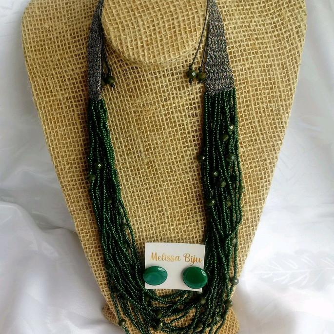 colar de miçangas verde , brincos