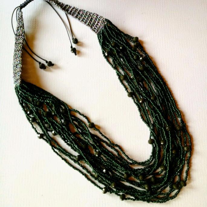 colar de miçangas verde , brincos