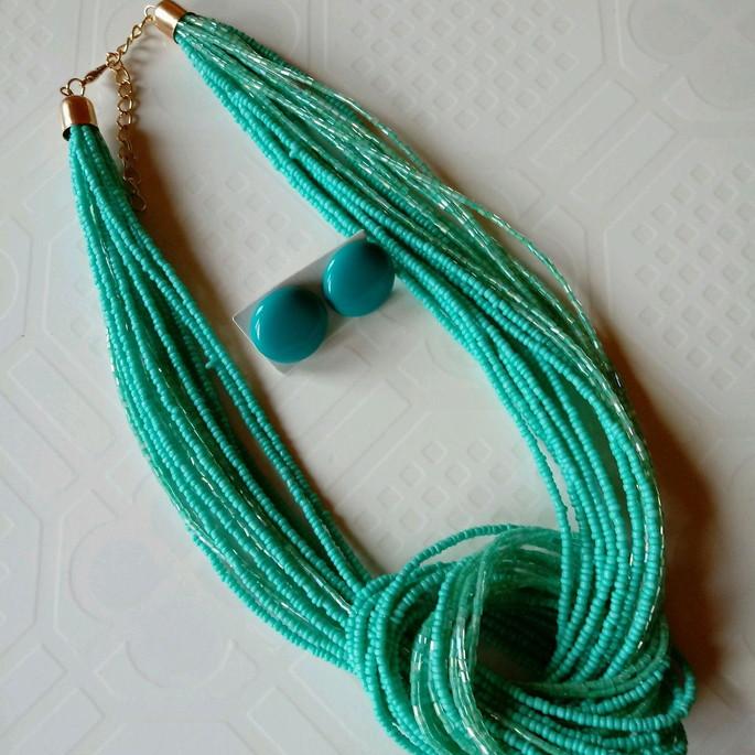 Colar de miçangas,canutilhos com brincos