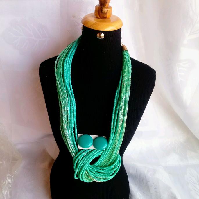 Colar de miçangas,canutilhos com brincos