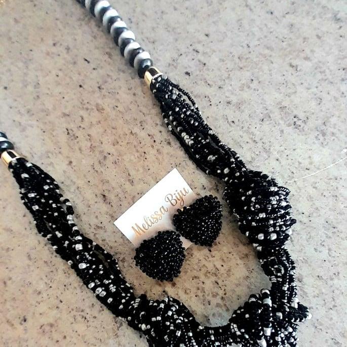 Colar de miçangas com brincos