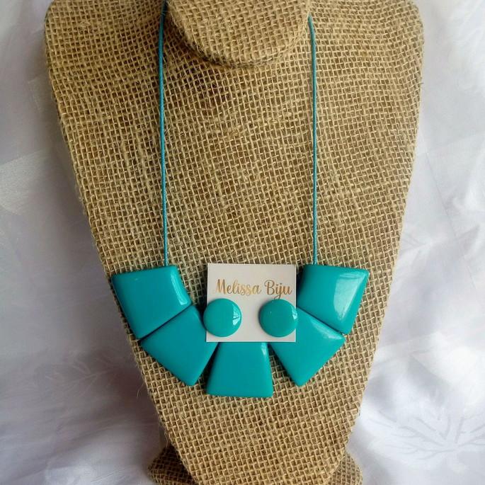 Colar de resina azul turqueza