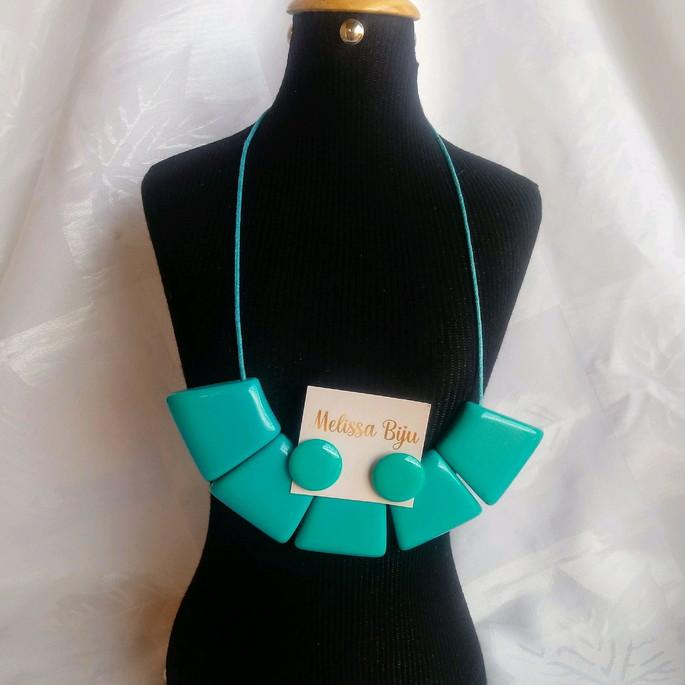 Colar de resina azul turqueza