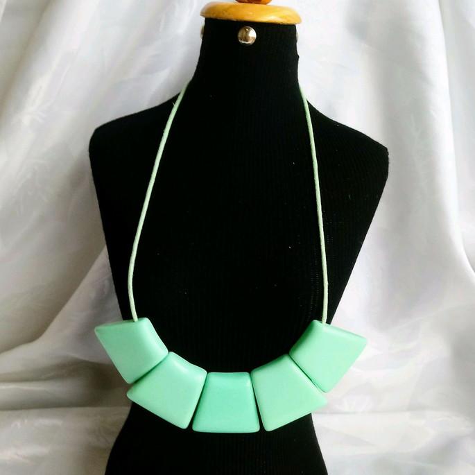 Colar de resina verde claro