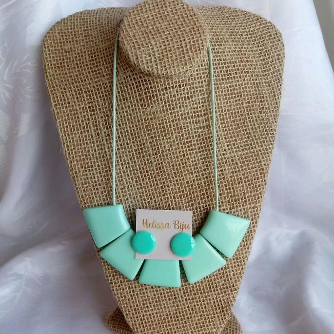 Colar de resina verde claro