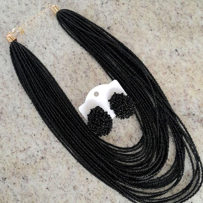 Colar de miçangas preto com brincos