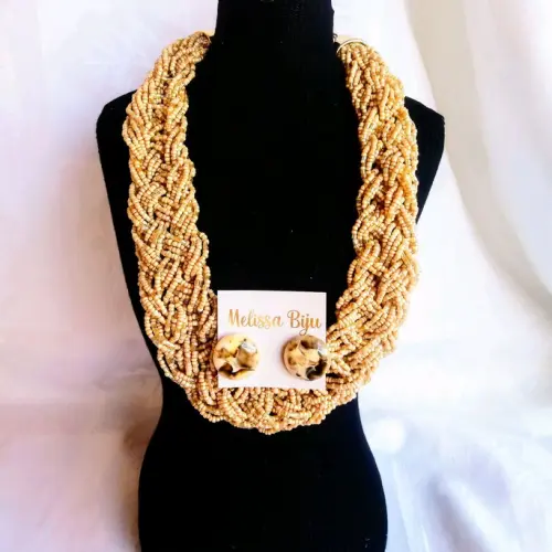 Colar de miçangas bege