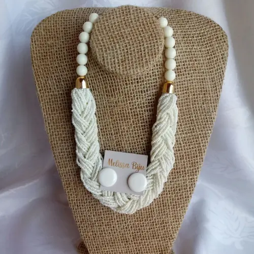 Colar de Miçangas e resina branco com brincos