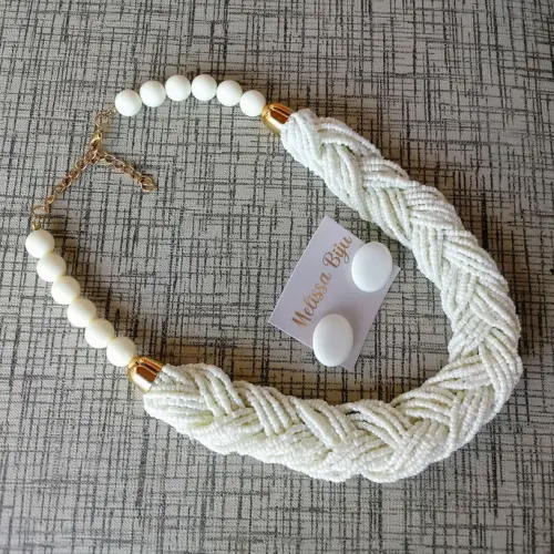 Colar de Miçangas e resina branco com brincos