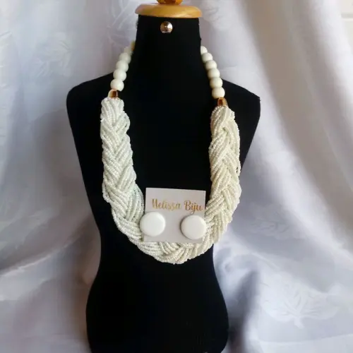 Colar de Miçangas e resina branco com brincos
