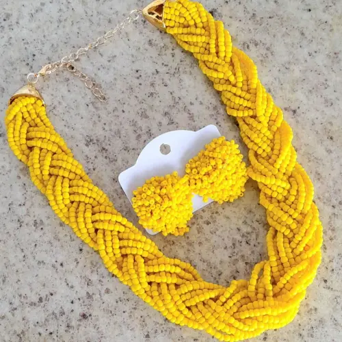 Colar de miçangas amarelo com brincos