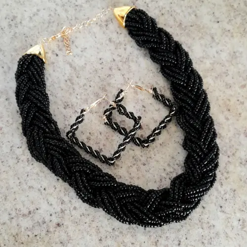 Colar de miçangas preto com brincos