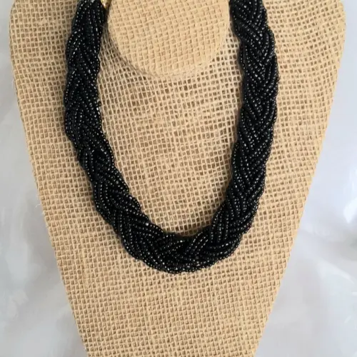 Colar de miçangas preto com brincos